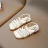 Summer Kids Flat Sandals Fashion Square Toe Solid Beach Shoes Mångsidiga bekväma mjuka ensamma flickor Slip på romerska sandaler 240416