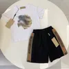 2023 Summer Boys and Girls Small Treasure Letter Imprimé B Classic Classic à manches courtes Shorts à manches courtes T-shirts T-shirts en deux pièces Enfants Trends Portez une édition coréenne