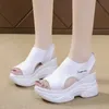 Sandaler Kvinnor Sandaler 2023 Summer Wedge High Heel Elastic tyg Cover Fötter Kvinnor Sandaler Tjock Sole Fashion Tile Elevation Casual Shoes J240416