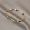 Bracelet d'ouverture de couleur or classique Gold Mobius pour les femmes Temperrament en acier inoxydable Twang Bangle Korea Bijoux tendance accessoiresl240417