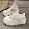 Scarpe casual mesh traspirante per piccole donne bianche primaverili e estate versatili spesse scarpe da ginnastica ad alta altezza