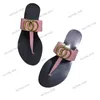 Storlek 35-43 Män lyxig designer Slide Strawberry Bee Slippers Summer Sandals Slåsande G Buckle Beach inomhus Flat Flip Flops Läder Lady Women Classic Shoes