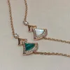 Lätt lyx 18K Rose Gold Armband Liten kjolarmband Designer Female Diamond Fan Shaped Designer Jewelry Women Diva Green Malachite Versatile Charm Armband