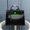 Trusted Luxury Totes Ky tyg handväska 2024 sommar ny vattentät duk med läderserie handväska messenger väska knapp skarvning flip b har logotyp hbjv95