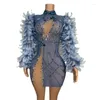 Scène porte des strass brillants bleus manches plumes robes femme en perspective robes de soirée chanteuse tenue performance fête