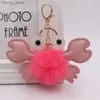 Plush Keychains 2023 Leuke bontbal Crab Keychain Cartoon Plush Doll Clothing Bag Pendant Bagage Kleine sleutelhanger Y240416