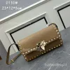 Hög kalvdesigner Rock Stud Bag Nya nitväskor Kvalitet 2024 Purse Fashion Versatile Handbag Flip Woman Läder Shoulder Vallentinos Crossbody Underarm Ivy44