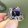Роскошный Emerald Cut 4ct Lab Diamond Ring 100% Оригинальный 925 Серебряные обручальные кольца для женщин для женщин с свадебными украшениями 240417