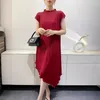 Lässige Kleider Miyake gefaltet halb hohe Kragen Holzohr Spitze unregelmäßige Kante Frauenkleid Mode koreanische Ausgabe Minimalistische Designboden