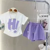 Ensembles de vêtements pour filles 2024 Enfants d'été Shortsleeved Suit Teenage Letter Tshirt Shorts Tracks Cost Tisfit Clothing Set 240410