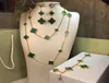 Vendre 925 Bijoux de fleurs à quatre feuilles argentés pour femmes Collier de mariage Boucles d'oreilles Boucles en vert Shell Pearl Shell Clover3501361