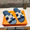 2024 SUMPLEM SANDAL MULES SLIPER PRAIA MENINOS PLOTOS DE SLIPPERS SAPAÇÕES IZMIRS SANDALS MAN Designers Slide Slip On Rubber Sole Sole Genuine Luxury Brand com caixa