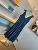 Kvinnors klänningar blå denim V-ringad ärmlös veckad midi-klänning