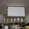 Elektrisch gemotoriseerd in plafondprojectiescherm video Smart Projector Screen voor 4K 8K 3D HUD UST Projector Long Throw Projector