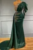 Hunter Green Mermaid Robes de soirée balayez le train Satin Dubai Crystals Appliquez une épaule Custom Maket Prom Party Gown Slit Formel Occasion Usure