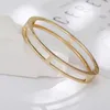 Bracciale in acciaio in titanio in oro in oro di alta qualità, braccialetto ad anello semplice da donna, braccialetto scavato, bracciale di lusso chiaro