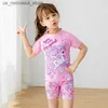 Endelar 2024 Summer Childrens Beach Set T-shirt+Shorts Unisex Boys and Girls Two Piece badkläder barns söta surfingdräkt tecknad tryckt badkläder Q240418