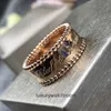 High -End -Schmuckringe für Vancleff Womens Perl Edge Buchstabe Signature Ring V Gold plattiert 18k Roségold Ring mit kleinem Rand und Original 1: 1