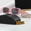 Designer de moda Os óculos de sol para mulheres masculinas ao ar livre Moda clássica Lady Lady Eyewear Mix Cor Opcional Triangular Signature Gafas Para El Sol De com Box