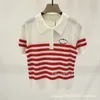 Kvinnors stickor Tees Designer 2024 Summer Ny högversion Letter Jacquard Contrast Stripe Polo Neck mode mångsidig stickad kortärmad kvinnor v7nk