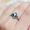 Avec des pierres latérales délicates Blue Square Crytsal Anneaux pour femmes Silver CZ Femme Engagement de mariage Romantique Love Fashion Bijoux Fashion Gifs