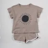 Yaz 2pcs Çocuk Giysileri Setleri Kore Moon Baskı Kıyafetleri Muslin Patchwork Günlük Takım Takımlar Çocuk Şortları T-Shirt Erkek Kız Kıyafetleri 240418