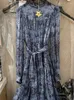 Sukienki swobodne 2024 Wysokiej jakości jedwabny szary niebieski różowy pasek z druku na pół kołnierza Spring Summer Ubrania midi sukienka