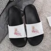 Hausschuhe Koreanische Version Charakter Mädchen Druck 2024 Frauen Slipper Briefe Harajuku weibliche Strandschuhe für Frau