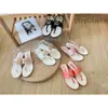 2025New Fashion Sandals Top Designer Pantoffeln Echtes Lederbrief Strandschuhe Outdoor Anti -Slip -Fischgramm -Hausschuhe Frauen Flat Gummi Schuhe Süßigkeiten Innenräume