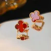 Original Brand High Version Van S925 Sterling Silver Natural Red Agate Lucky Four Leaf Grass Ear Clam Networkörhängen med logotyp