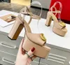 Europe et américain Open Open Ultra-High Heel Sandal Designer Elegant Leather Metal Backle Decoration Femme Talons hauts épais Walking Walking 35-42 avec boîte