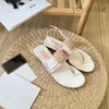 2025New Fashion Sandals Top Designer Pantoffeln Echtes Lederbrief Strandschuhe Outdoor Anti -Slip -Fischgramm -Hausschuhe Frauen Flat Gummi Schuhe Süßigkeiten Innenräume