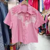 Blouses feminina Mulheres de verão Doce rosa de manga curta Flores bordadas Apliques Camisa Camisas listradas coreanas listras