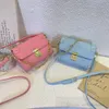 Designer flickor brev prägling handväskor barn metaller kedja messenger väskor barn singel axel fyrkantig väska s1332