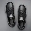 Casual Shoes Men Designer Moda Wygodne oddychające lekkie światło sportowe zaporne zapatillas hombre