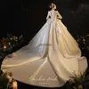 Nowa luksusowa sukienka ślubna z długim rękawem 2024 Eleganckie perły koraliki ślubne suknie panny młodej Białe 3D Kwikie Koronkowe aplikacje V Szyjka szyi pociąg Arabski Dubai vestido de noiva