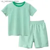 T-shirt 2024 Summer Nuovi set di stampe gessati per ragazzi T-shirt a manica corta + pantaloncini sportivi abbigliamento per bambini cotone outfit 2pcs q240418