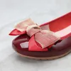 Casual skor stor storlek Kvinnor 41-43 Bekvämt patentläder Flat Square Head Soft Sole Mother Bow Low Heel Single Shoe