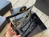 Bolsa de ombro único com corrente de padrão de diamante e fivela de ouro 23b Saco de boca de colaboramento de colabor de casca com design personalizado de listras de superfície