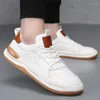 Casual Shoes Men Designer Moda Wygodne oddychające lekkie światło sportowe zaporne zapatillas hombre