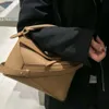 工場プロモーションハンドバッグ新しいLuojia Lingge Cowhide Geometry Bag本革女性クロスボディハンドヘルド枕