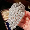 Broches 2024 Femmes Sotheby's Grape Pearl Gemstone Brooch Noble Lady Flower Vine Deep Sea Bead Bunch