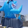 Modèle de requin gonflable en vente en gros 5m H portant des lunettes de soleil avec une base et un souffleur d'air gratuit pour la publicité ou la décoration