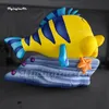 Nettes Cartoon -Tiermodell Großer gelbe aufblasbarer Fischballon mit einer großen Reef -Replik für die Parkdekoration