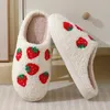 Pantoufles confortables Strawberry 2024 Automne Coton d'hiver Furry Toe rond à moitié doux Femmes confortables Chaussures intérieures