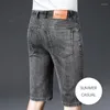 Jeans masculinos Marca de verão shorts de jeans da moda solta no meio reto casual retro lavar calças até os joelhos para