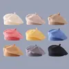 208C BERETS Flower Baby BERET HAT SOLID FÄRG Vinter varm stickad mössa för spädbarnsflickor koreanska småbarn prinsessa konstnär målare mössor d240418