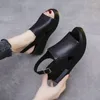 Chaussures décontractées Sandales pour femmes en cuir Summer 2024 coin pour femme plage noire dames peep toe sandalias mujer Plus taille