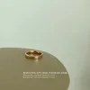 Pierścień projektantów luksusowa biżuteria unikalna styl na Instagramie minimalistyczny temperament wszechstronny projekt angielski Rose Gold Titanium Steel Pierścień