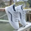 Scarpe casual 2024 Summer Uomini traspiranti traspiranti per la scarpa da passeggio maschile all'aperto per esterni anti-sneaker per le scarpe da ginnastica vulcanizzate